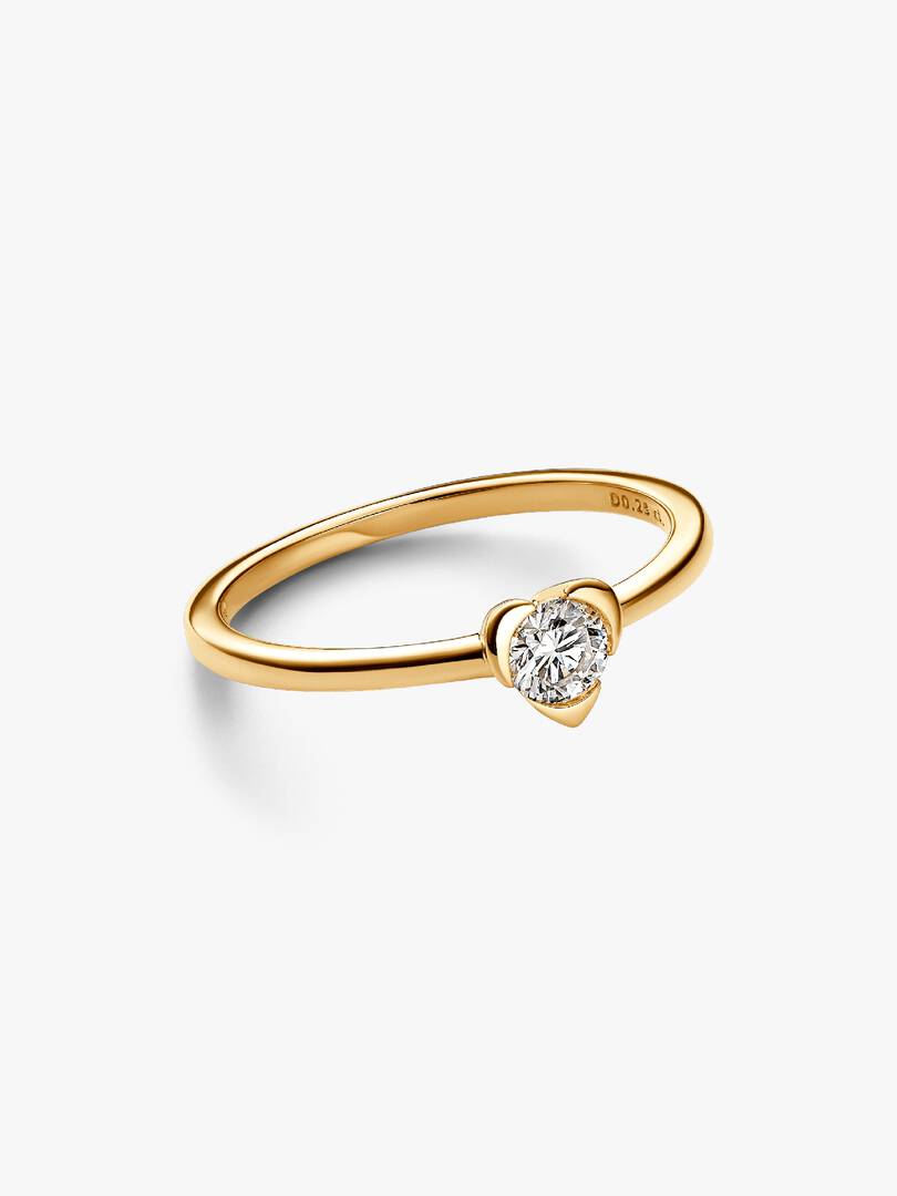 Anillo Solitario Minimalista Dorado con Zirconia Brillante