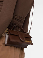 Jacquemus Le Bambino Marrón con Logo Dorado