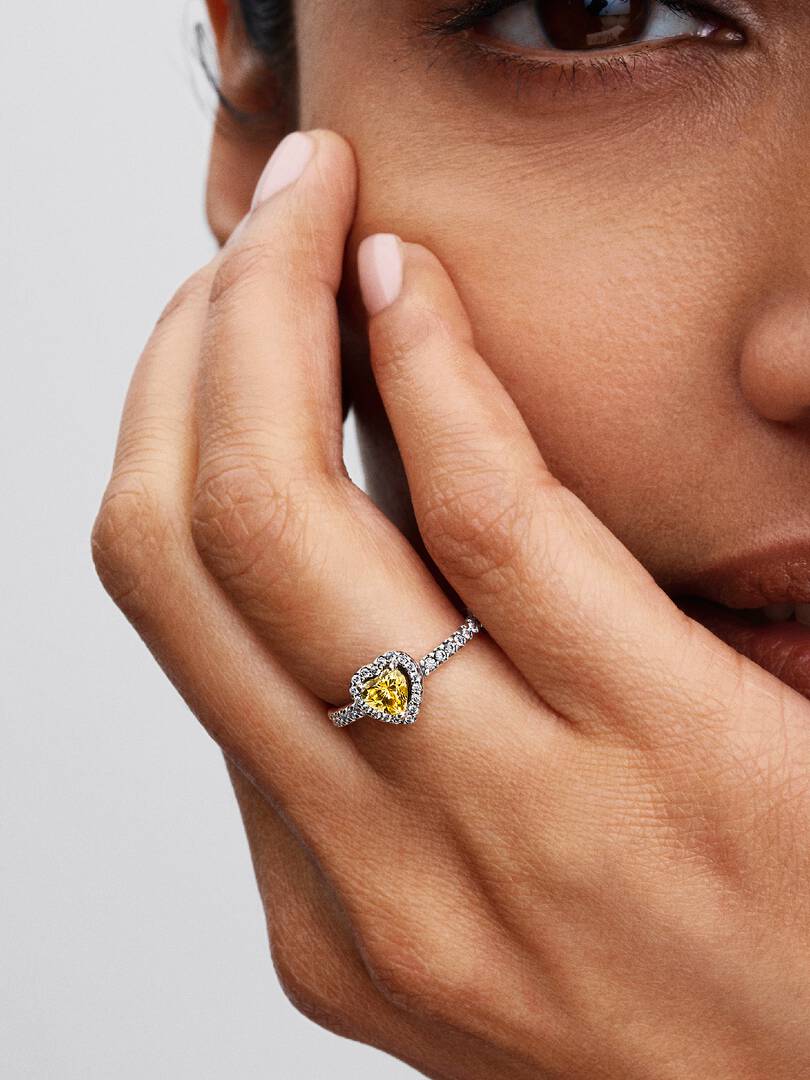 Anillo Corazón Amarillo en Relieve Brillante