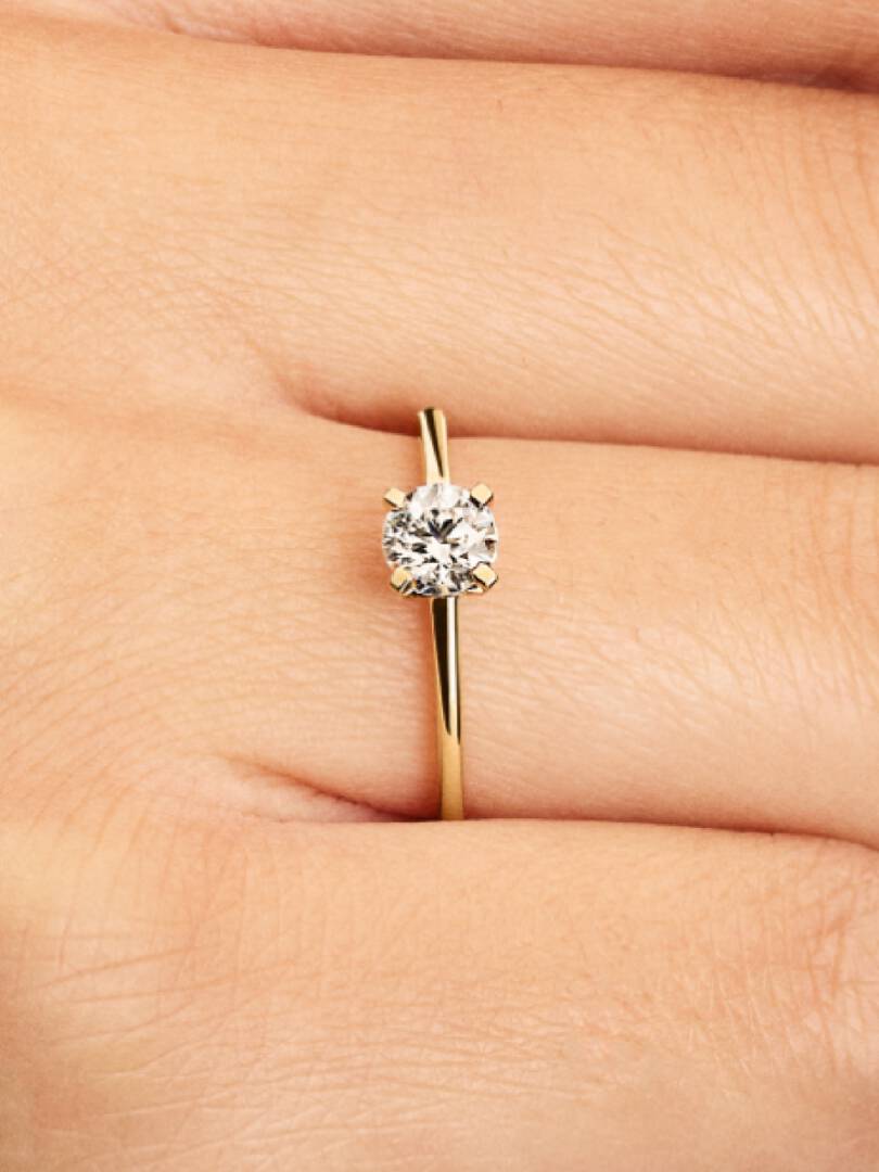 Anillo Solitario Clásico en Dorado con Zirconia Brillante