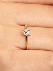 Anillo Solitario Clásico en Dorado con Zirconia Brillante