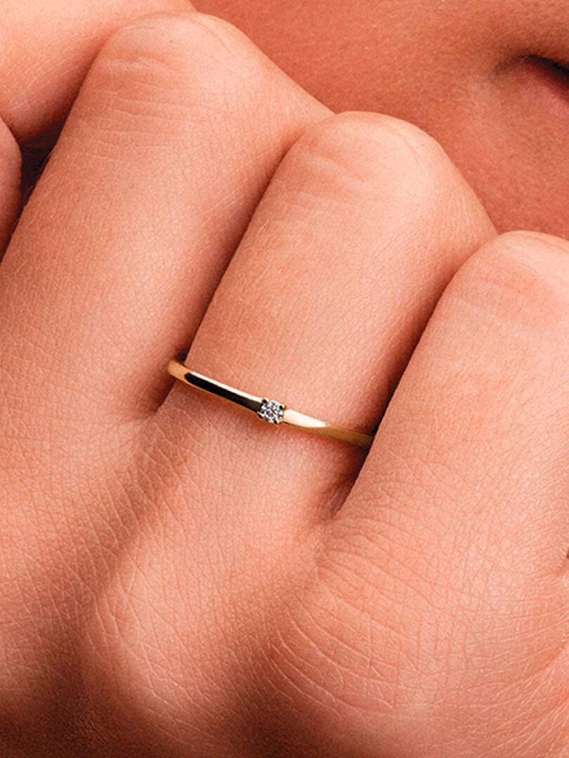 Anillo Solitario Delicado en Dorado con Zirconia Minimalista