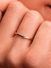 Anillo Solitario Delicado en Dorado con Zirconia Minimalista