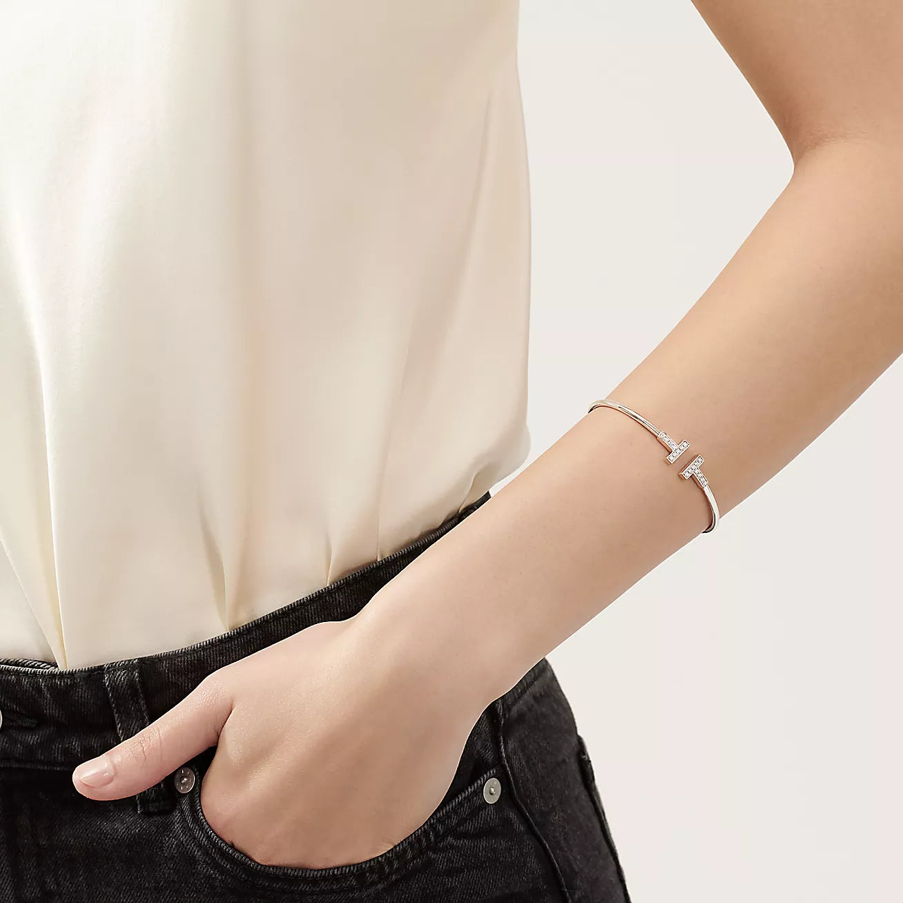 Pulsera Tiffany T Wire Plateada Con Zirconias
