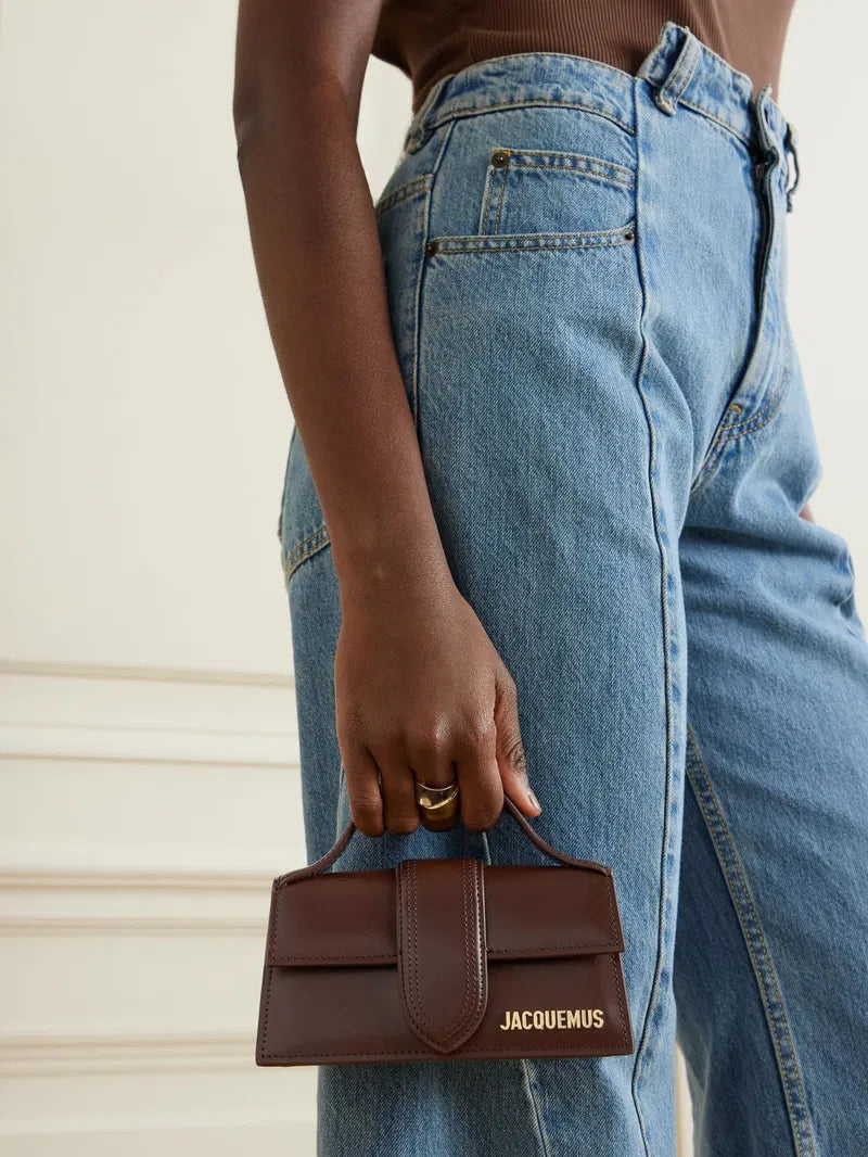 Jacquemus Le Bambino Marrón con Logo Dorado